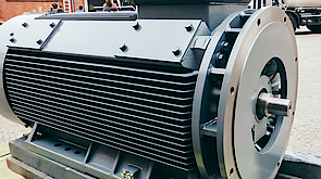 Rib-cooled electric motor with special flange