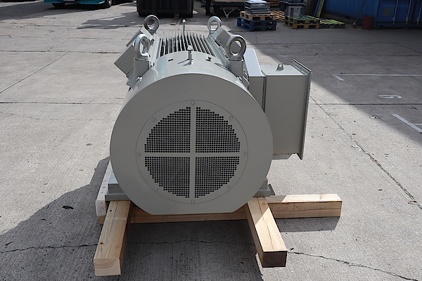 6300V motor with a custom-adapted terminal box