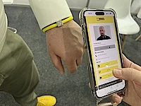 Menzel Armband mit QR Code Zugang zur digitalen Visitenkarte Menzel Armband mit QR Code Zugang zur digitalen Visitenkarte