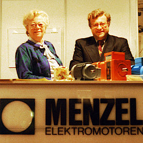 Kurt Menzel Jr. mit seiner Mutter Gisela Menzel auf der ersten Messe 1992