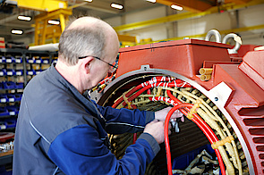 Working on the connection terminals of an electric motor
