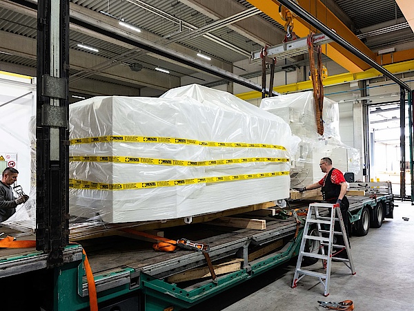 Verladen von 10 Ersatzmotoren Baugröße 500