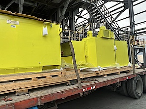 Loading a truck with a 4000 HP electric motor and cooler Loading a truck with a 4000 HP electric motor and cooler