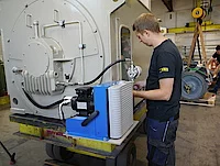 Kolbenkompressor-Motor mit Ölkühler zur Rückkühlung der Gleitlager Kolbenkompressor-Motor mit Ölkühler zur Rückkühlung der Gleitlager