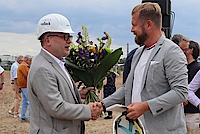 Mayor Thomas Günther congratulates Mathis Menzel Mayor Thomas Günther congratulates Mathis Menzel