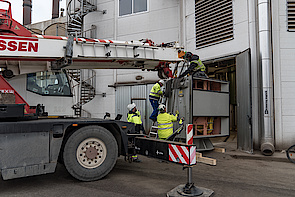 Austausch eines 13-Tonnen-Motors in einer schwedischen Zuckerfabrik