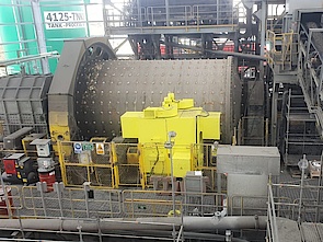 4.160-V-Motor, der eine Mühle in einer Goldmine auf 4.200 m Höhe antreibt 4.160-V-Motor, der eine Mühle in einer Goldmine auf 4.200 m Höhe antreibt