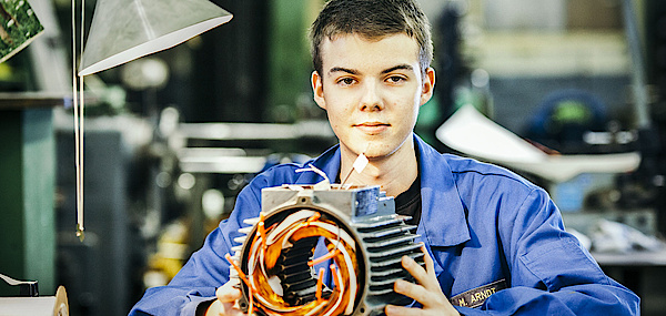 apprenticeship as an electronics specialist for motor technology