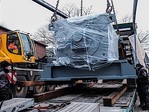 Loading an 11kV electric motor onto a truck Loading an 11kV electric motor onto a truck