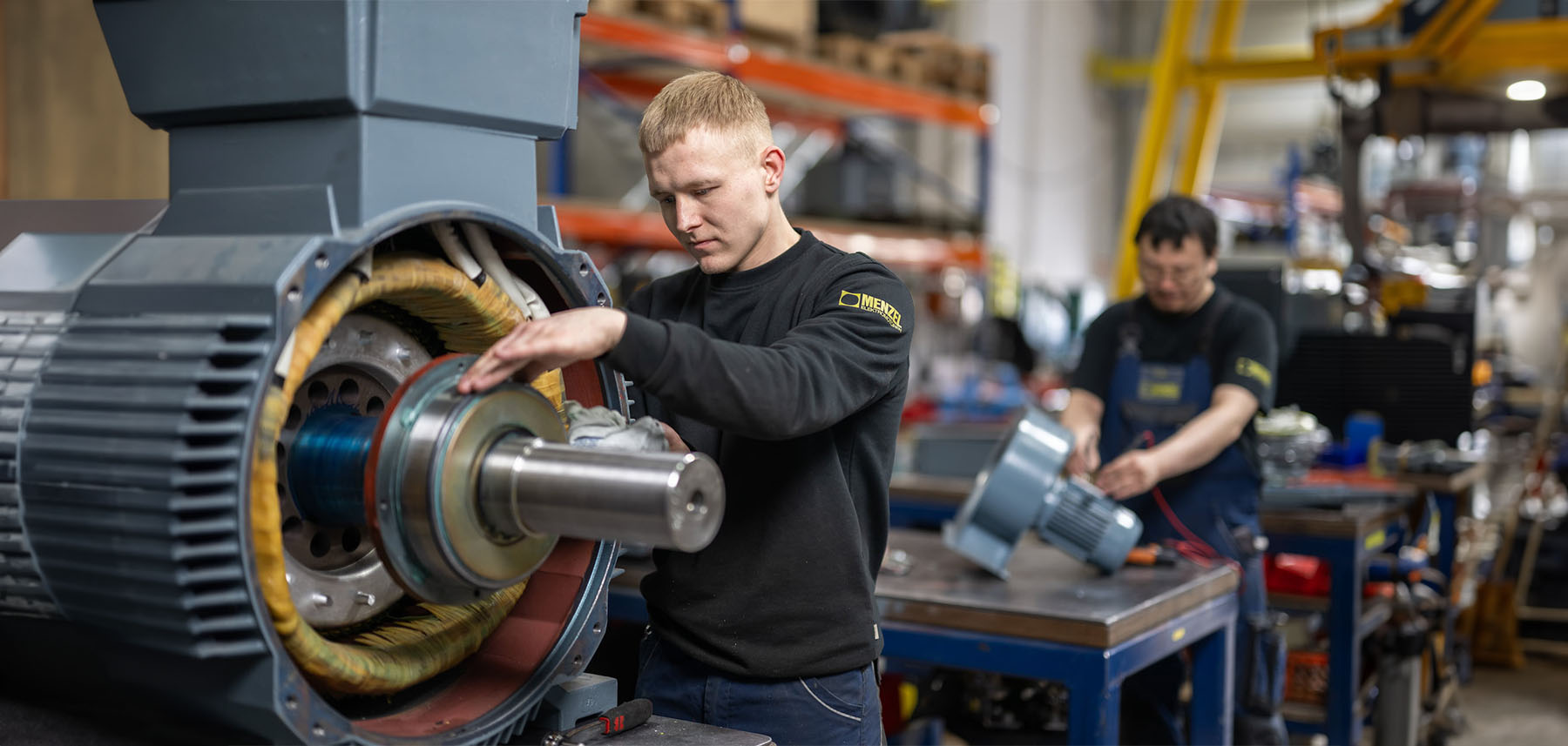 Techniker bearbeitet rippengekühlten Motor