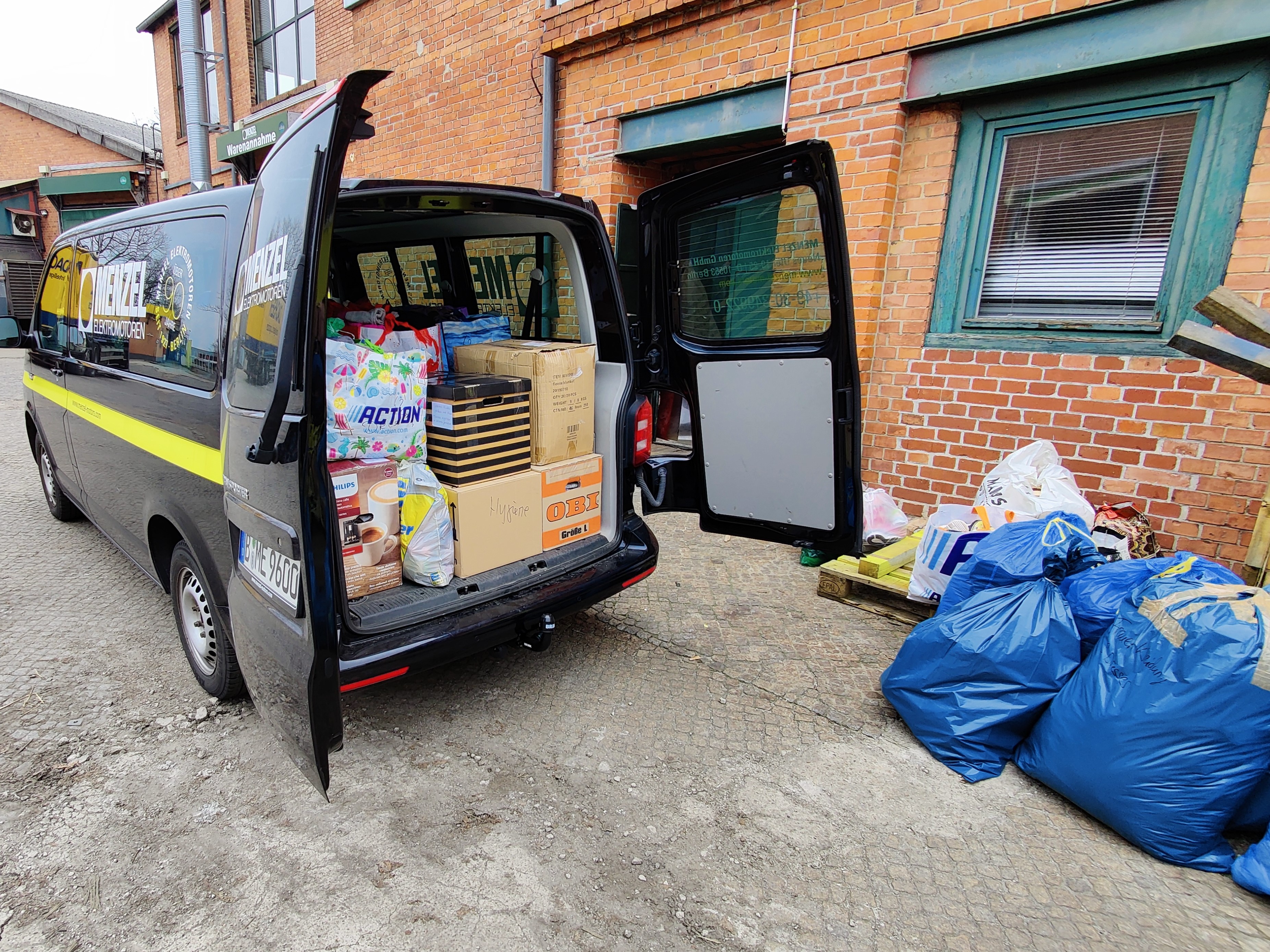 Menzel Hilfstransporter bepackt mit Spenden für ukrainische Kriegsflüchtlinge