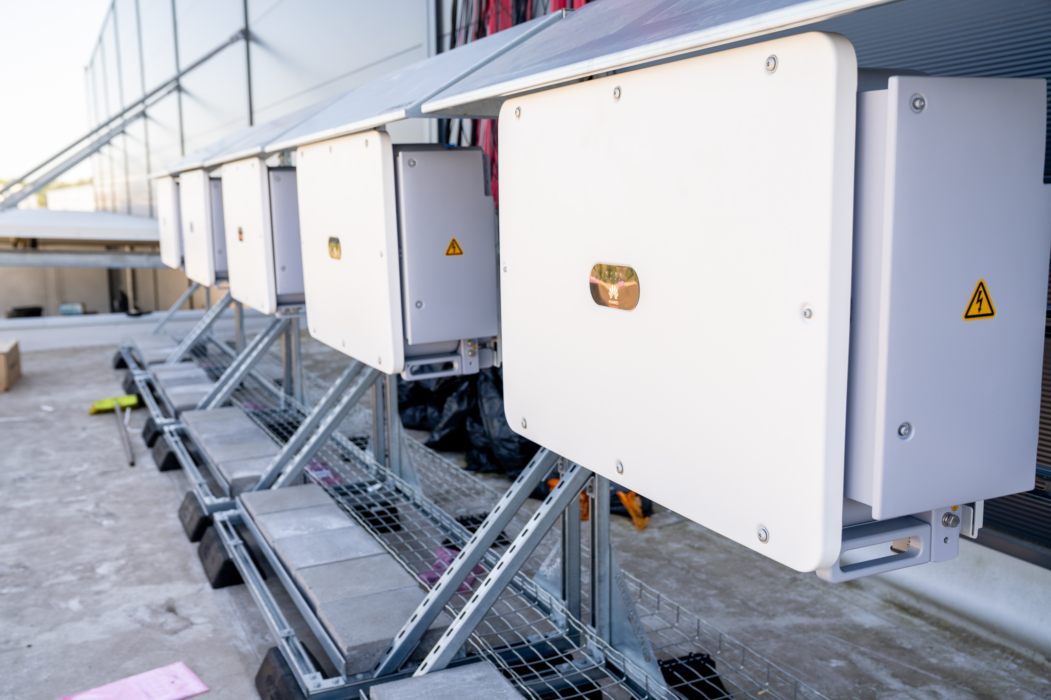 3 commercial batteries with 324 kW output and 645.3 kWh capacity provide reliable self-consumption of solar energy