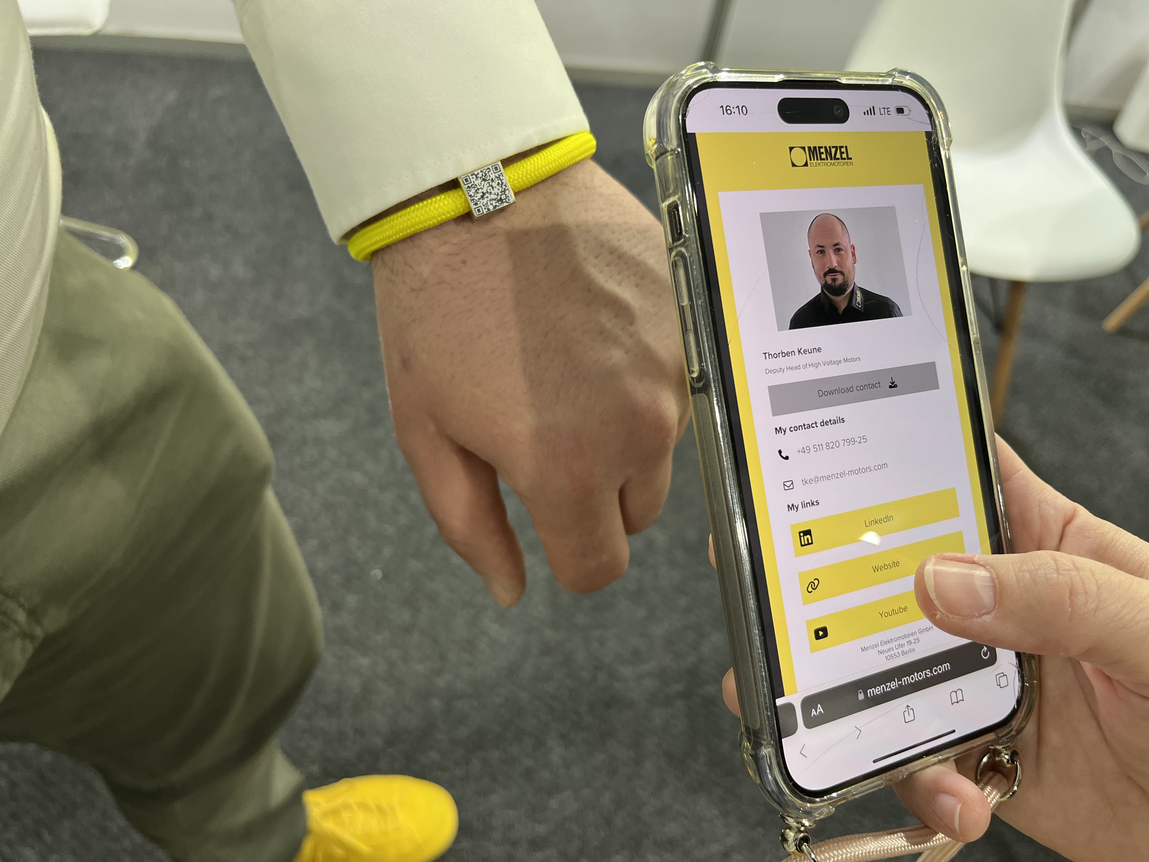 Menzel Armband mit QR Code Zugang zur digitalen Visitenkarte
