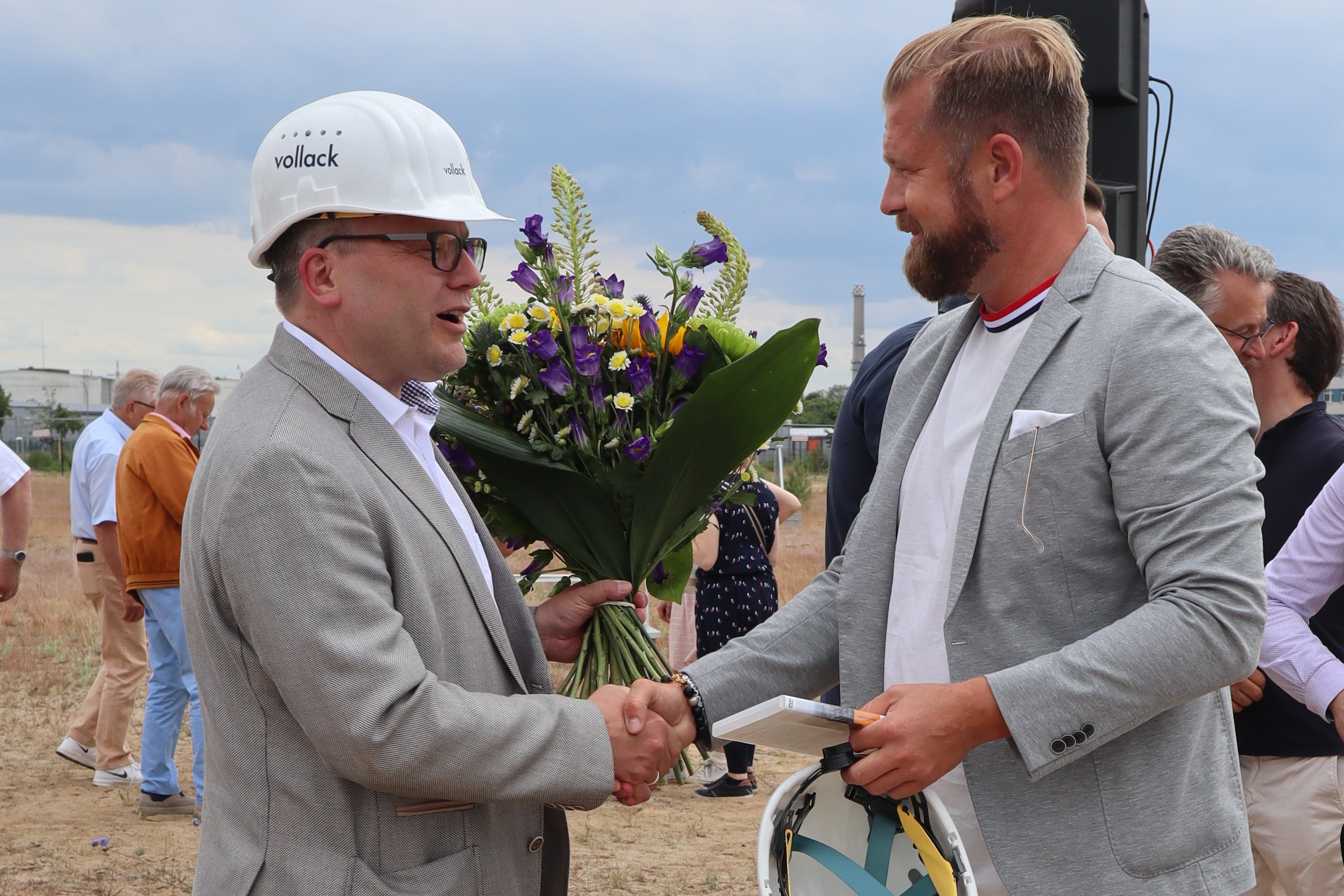 Mayor Thomas Günther congratulates Mathis Menzel