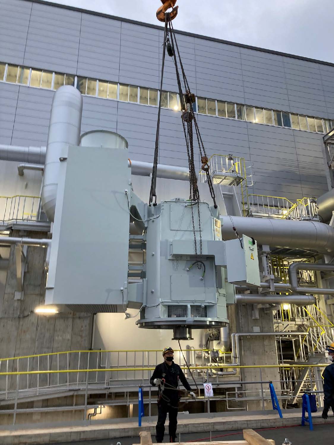 Montage des dreiphasigen Kurzschlussläufer Motors von MENZEL für eine Kraftwerk