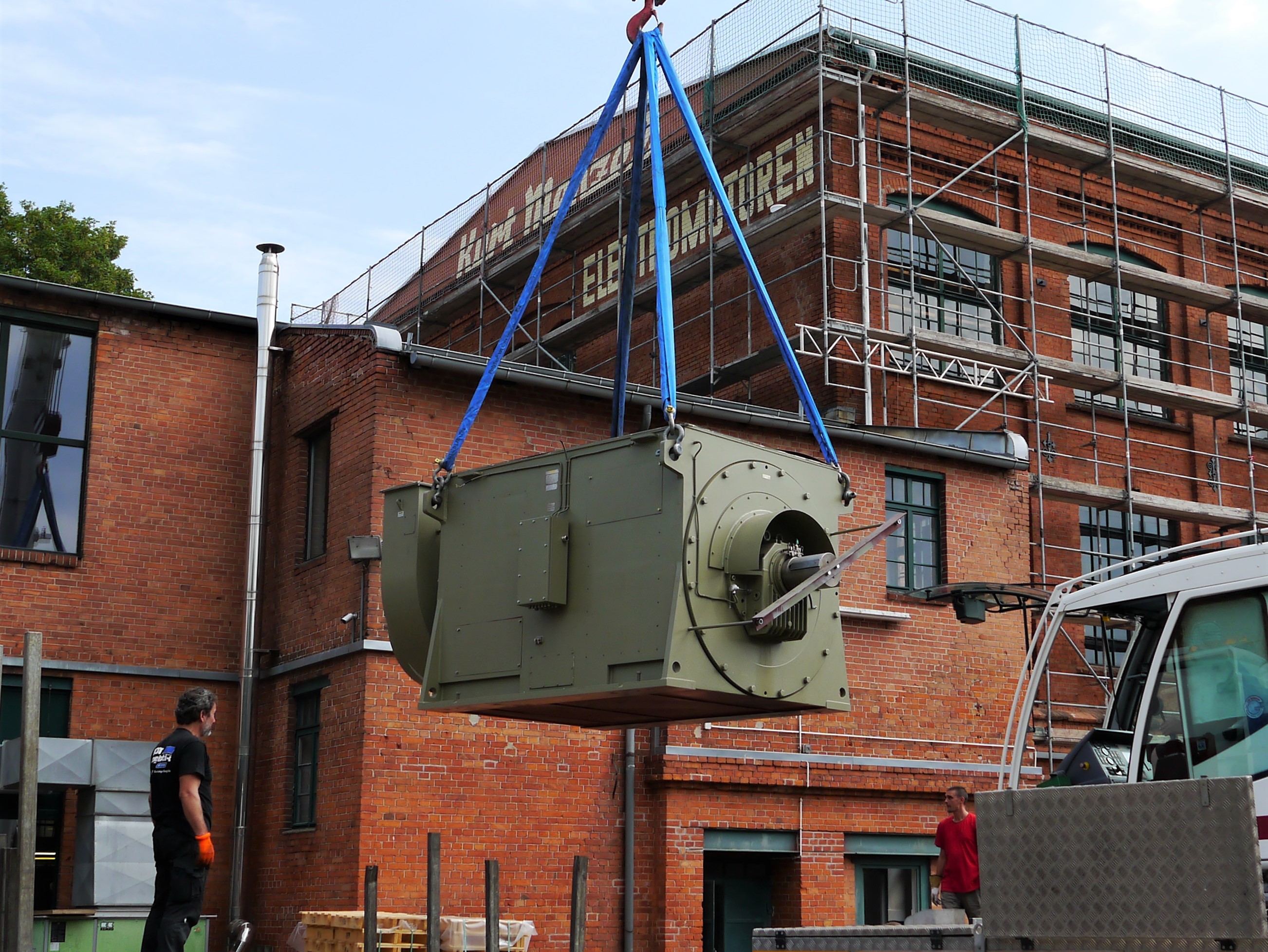 Synchrongenerator bei der Verladung in Berlin