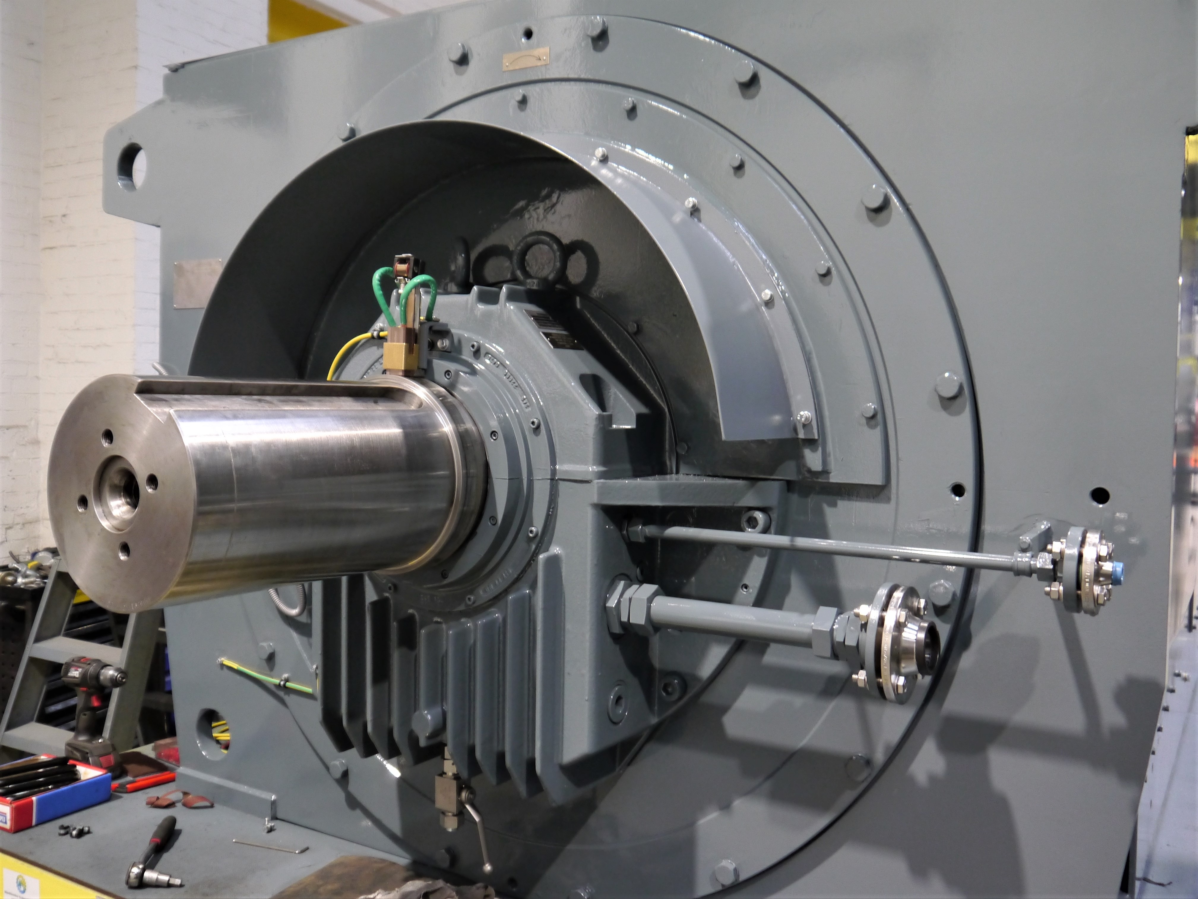 Shaft and oil lubrication connection of a squirrel cage induction motor