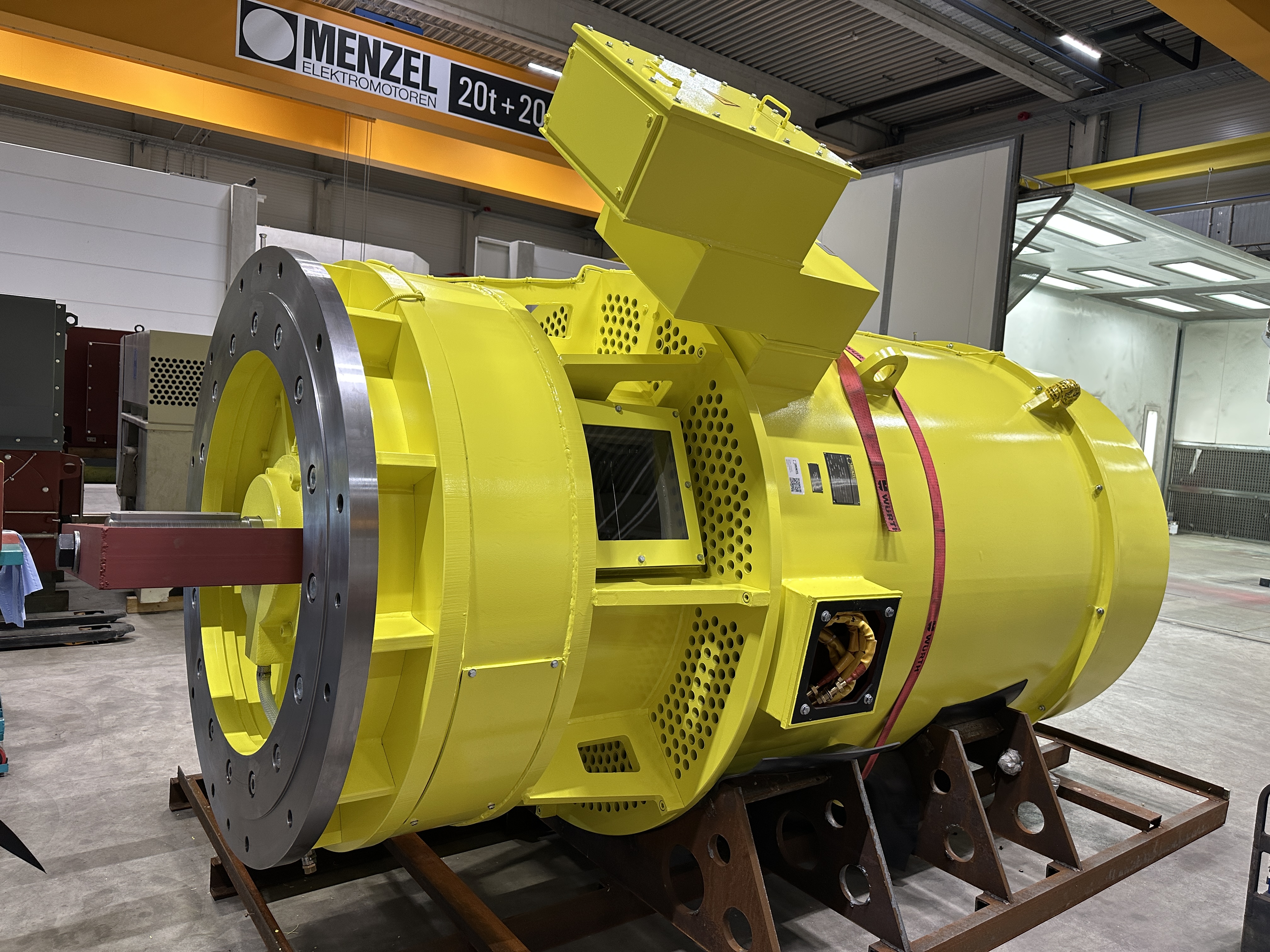 6.300 V motor with integrated brush-lifting device