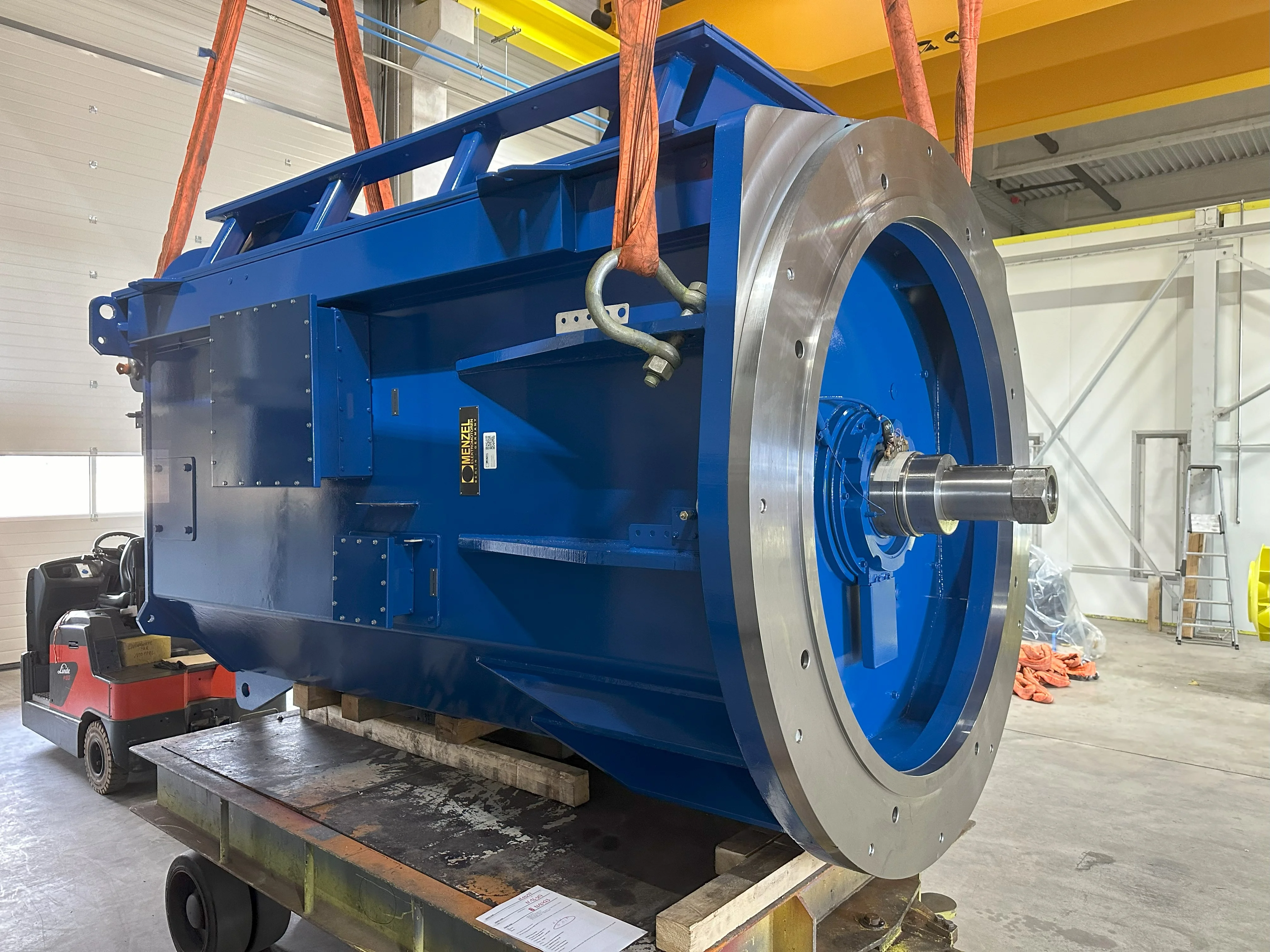 Frisch lackierter 690V Motor bereit für den Transport