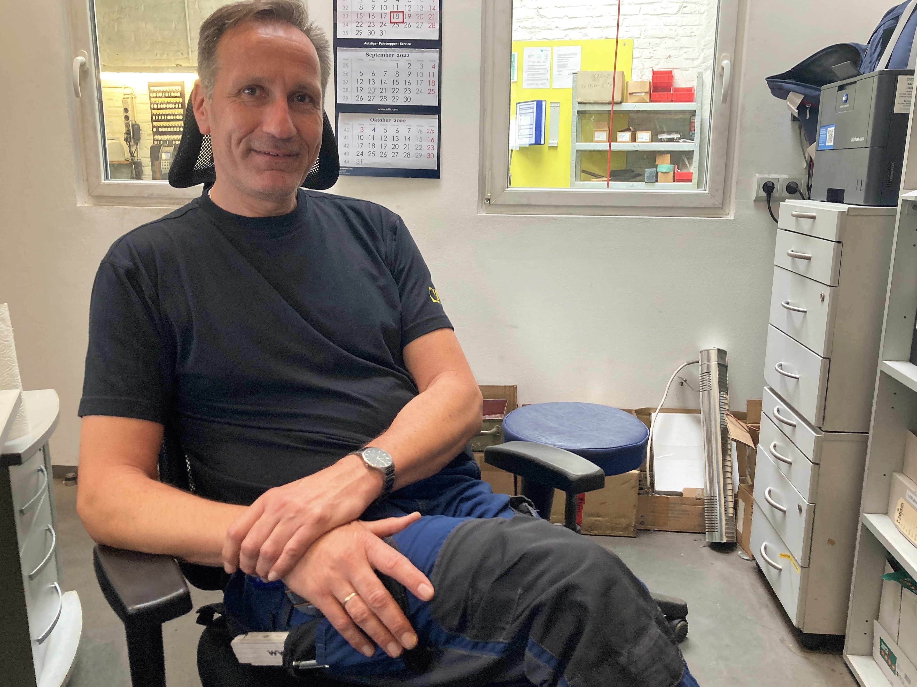 Head of Production Thomas Dobratz in his office at MENZEL