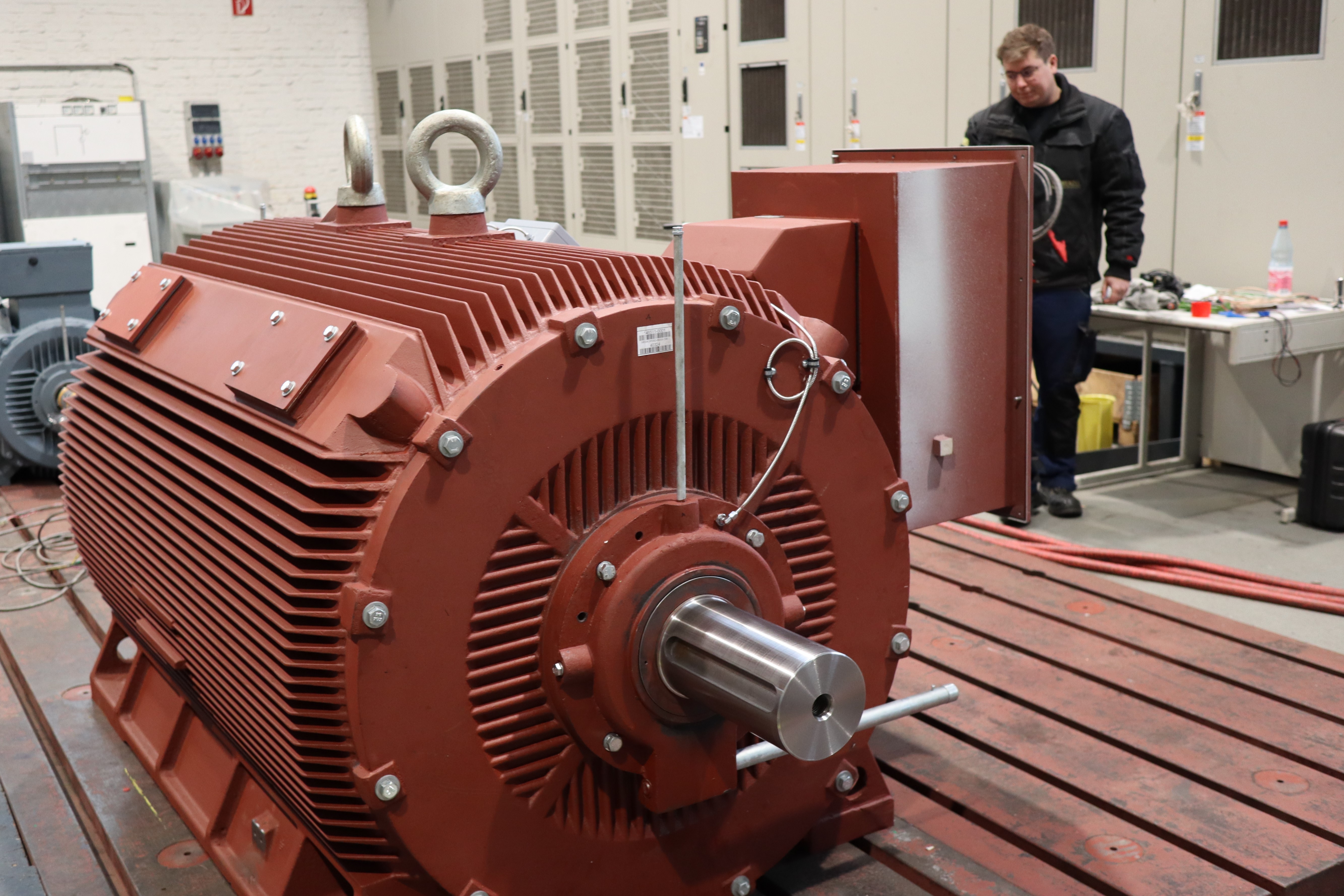 Test of a 6000V dual speed motor at Menzel load test field
