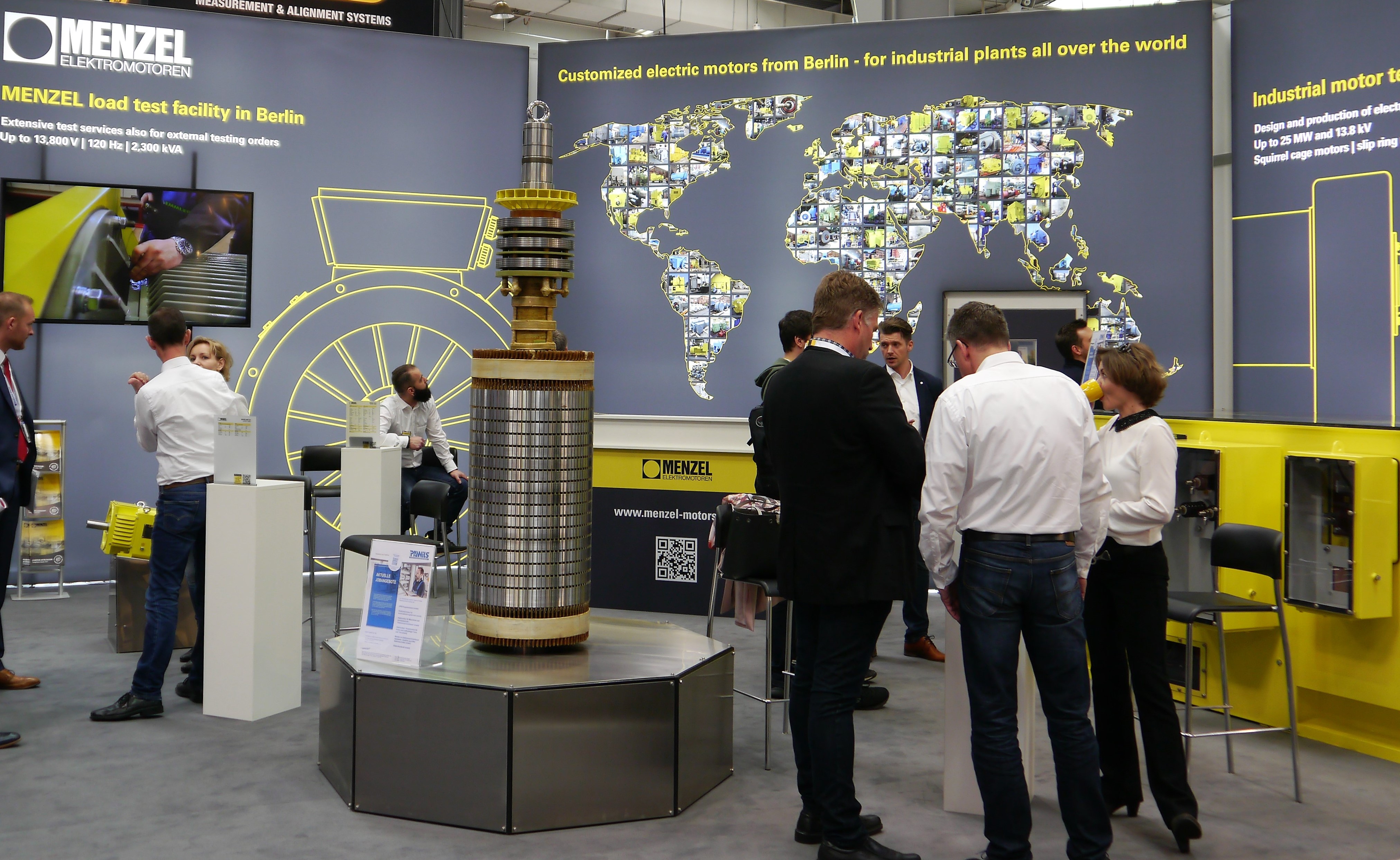 Messebesucher am MENZEL Stand F35 Hall 15