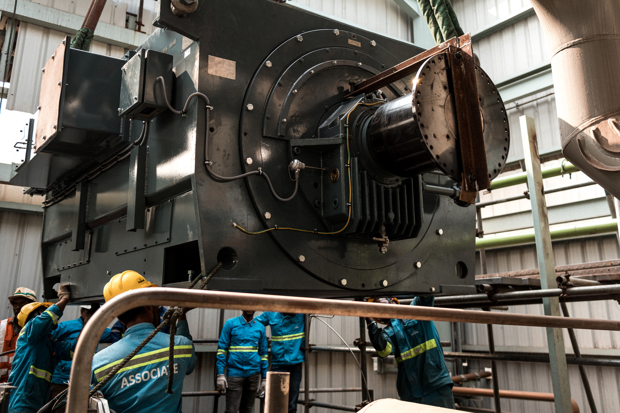 Einbau eines wassergekühlten Hochspannungsmotors beim Kunden in Indien 